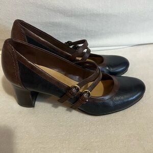 Elegant Naturalizer N5 Comfort Brown and Navy Women's Leather Pumps